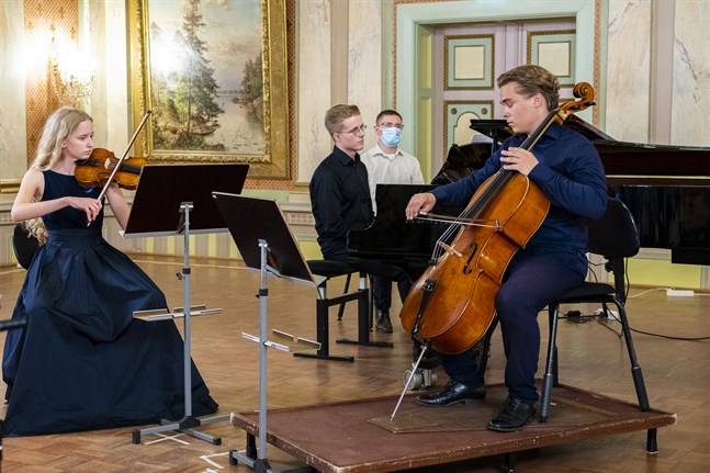 Nicole Biegniewska på violin, Artturi Aalto på cello, Joona Uusital på piano och Kryspin Biegniewski på gitarr är unga framtidslöften.