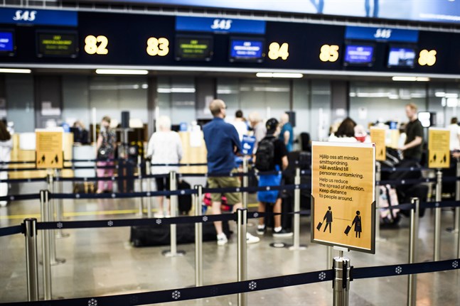 En informationsskylt som ber folk att hålla avstånd på Arlanda flygplats. Arkivbild.