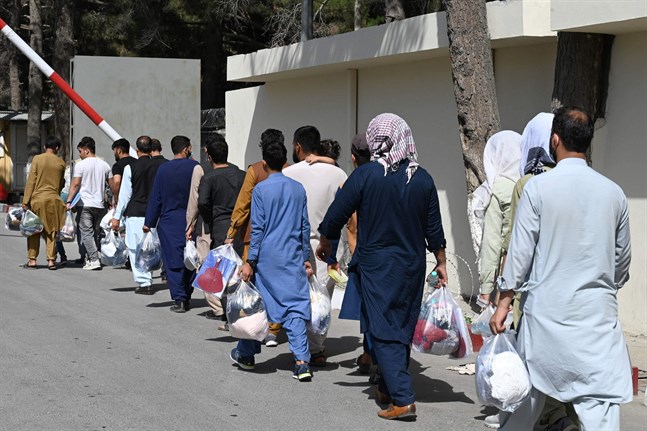 Afghaner vid Kabuls flygplats den 28 augusti.
