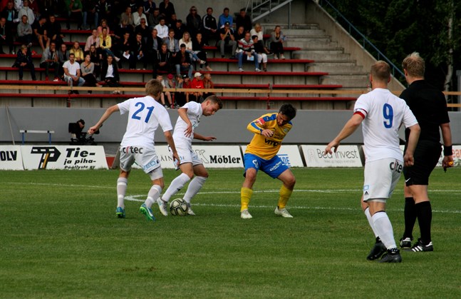 Senast Kraft tog emot Vasa IFK på Mosedal var för tre år sedan. Här är det Kakhaber Samsonia som kämpar mot ett par motståndare. På söndag är Samsonia avstängd i den viktiga derbymatchen.
