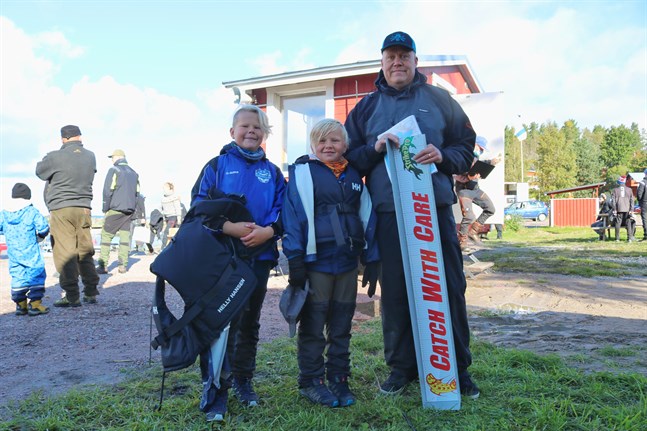 Theo Rosenberg, Noel Rosenberg och pappa Mikael Rosenberg är redo att delta i årets upplaga av fisketävlingen Gäddkastet som ordnas av Oravais fiskargille.