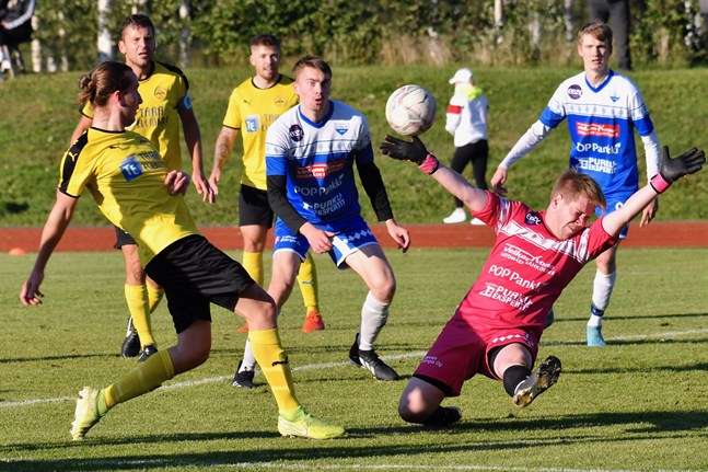 Tre Myran-spelare, Kasper Granholm, Marcus Enlund och Erik Renlund i närheten av Lappolagets mål som vaktas av Onni Pelkkikangas.