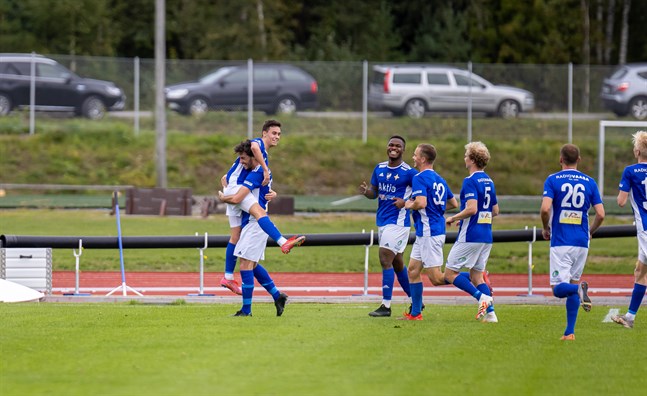 Travis Cantrell hissar Filip Hiekkanen efter ett av hans två mål för Vasa IFK i första halvlek.