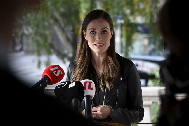 Statsminister Sanna Marin (SDP) bekräftar att regeringen har kommit överens om en ny hybridstrategi i hanteringen av coronaepidemin.