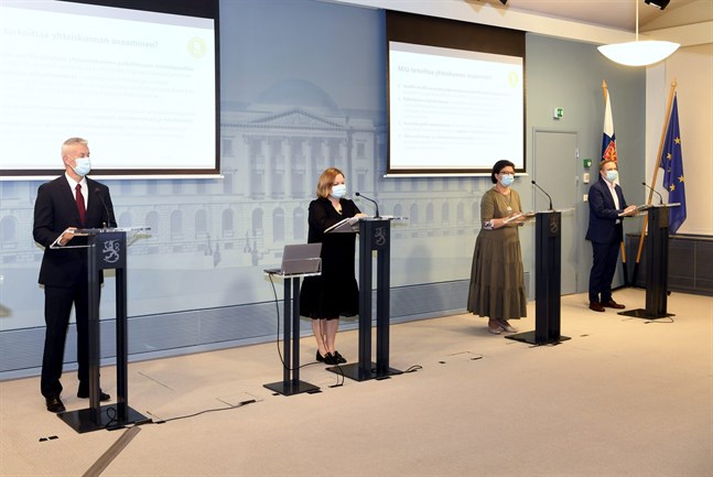 Familje- och omsorgsminister Krista Kiuru (SDP) berättade om den nya hybridstrategin i hanteringen av coronaepidemin på måndagskvällen.
