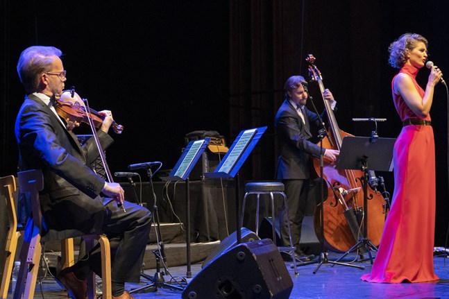 Maria Ylipää och hennes stjärnbeströdda ensemble.