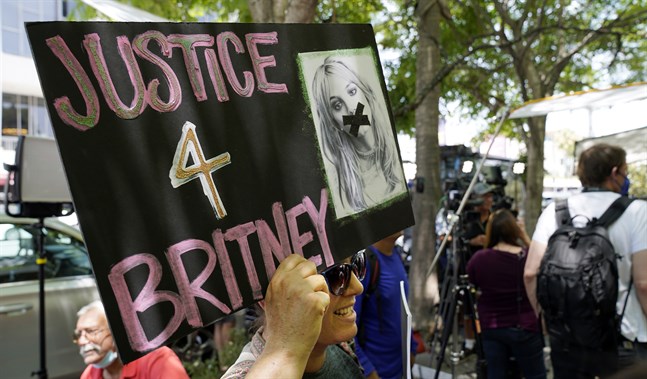 Anhängare av den så kallde "Free Britney"-rörelsen utanför domstolen i Los Angeles i juli.