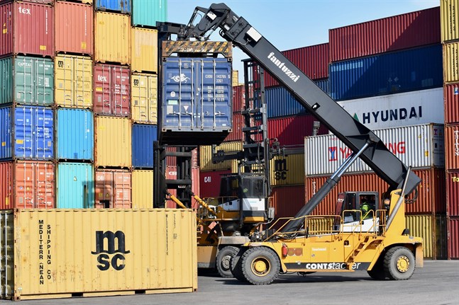 De europeiska hamnarna tampas med en bristande kapacitet att hantera stora mängder containrar, vilket leder till flaskhalsar i frakten.