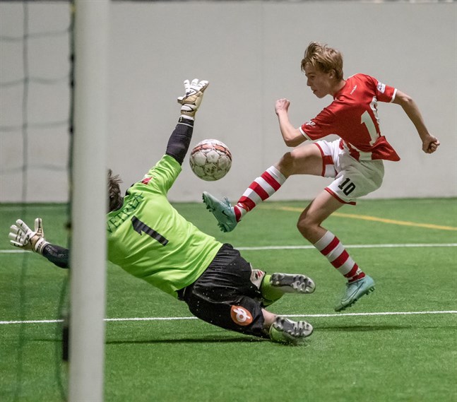 William Finell i GBK FA försöker lyfta bollen över målvakten Santtu Korpelainen som var bäst i Friska Viljor.