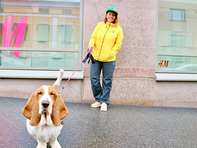 Som egenföretagare uppskattar Kajsa Lassfolk att vi lärt oss leva med en större flexibilitet. I förgrunden poserar hunden Basse.