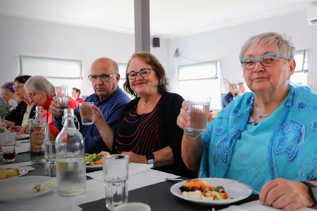 Leo Norrgård, Rose-Marie Dahlgren-Sand och Kerstin Gästgifvars skålar för Kaffegruppen.