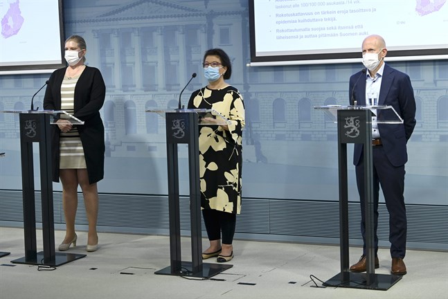 Mia Kontio och Otto Helve vid Institutet för hälsa och välfärd och Liisa-Maria Voipio-Pulkki vid Social- och hälsovårdsministeriet gav en lägesrapport om smittläget i coronaepidemin på torsdagen.
