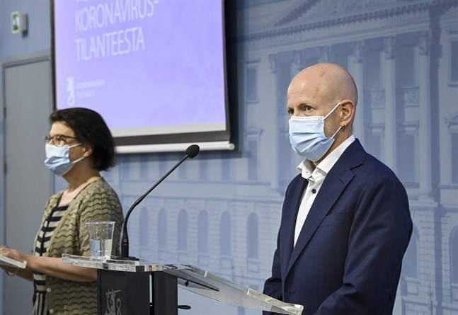 Liisa-Maria Voipio-Pulkki från ministeriet och överläkare Otto Helve.