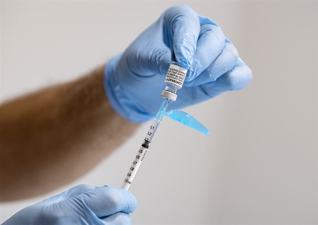 Nu får personer i Västra Götaland i Sverige med kraftigt nedsatt immunförsvar en kallelse för en tredje dos coronavaccin.