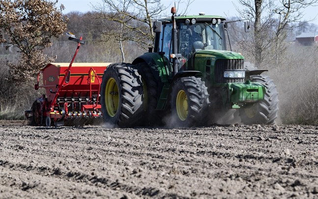 En traktor i vårbruket.