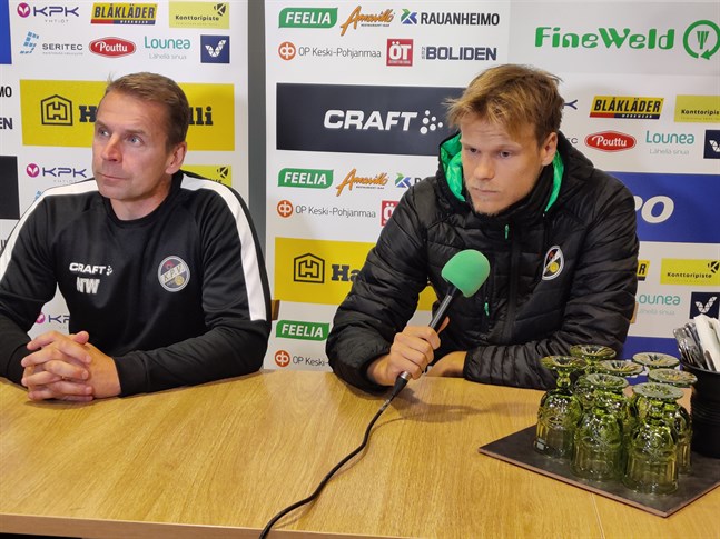 Tränaren Niklas Vidjeskog och Severi Kähkönen på presskonferensen inför den viktiga hemmamatchen mot Jippo.
