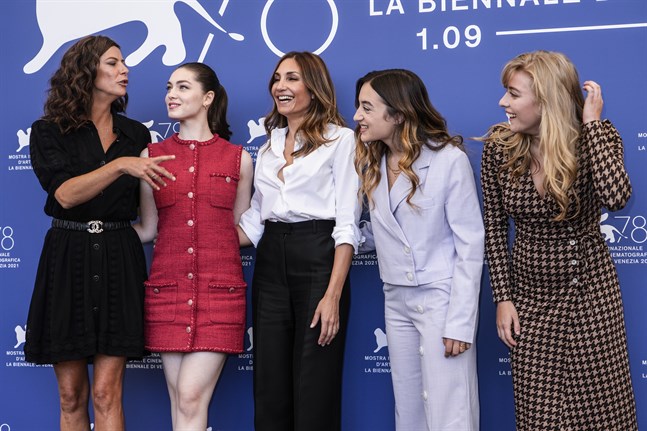 Anna Mouglalis, Anamaria Vartolomei, regissören Audrey Diwan, Luana Bajrami och Louise Orry Diquero presenterar "L'evenement" på filmfestivalen i Venedig.