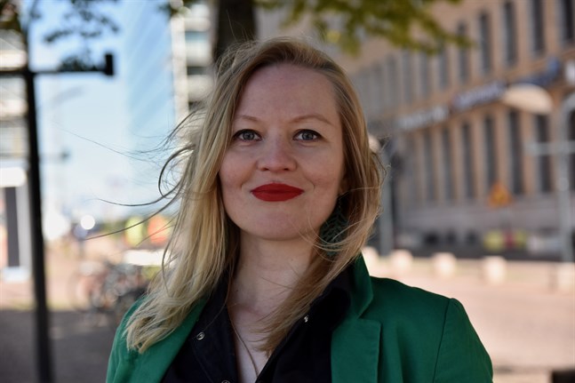 Taina Latvala visste att hon kunde leva ett gott liv med eller utan barn. Men vad ville hon egentligen? Latvala bearbetade sitt inre kaos i boken Torinon enkeli.