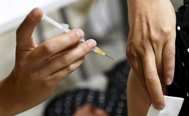 Ett utökat öppnande av samhället måste övervägas även innan en vaccinationstäckning på 80 procent uppnås, anser Kim Berg.