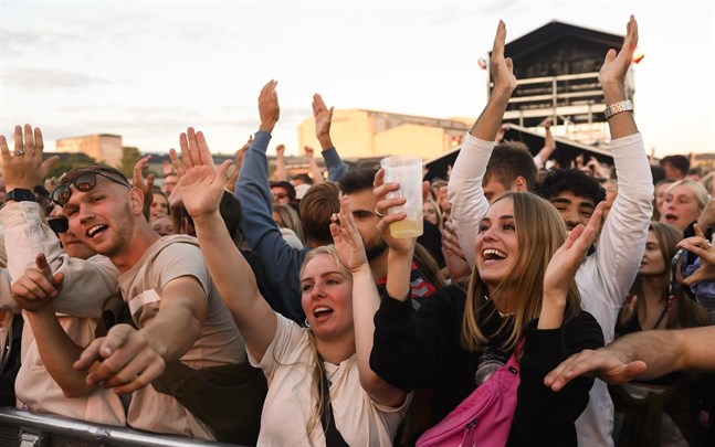 Publik på "Tilbage Til Live", en endagsfestival för att fira att man kan samlas för större evenemang igen. Festivalen hölls på Refshaleøen i Köpenhamn den gångna helgen.