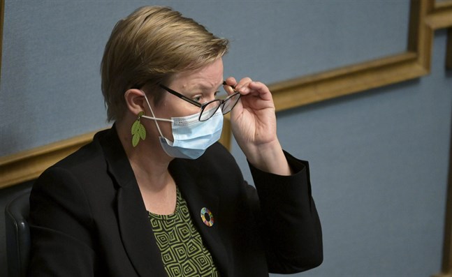 Miljö- och klimatminister Krista Mikkonen (Gröna) ska bena ut regeringens klimatpolitiska överenskommelse på fredagen.