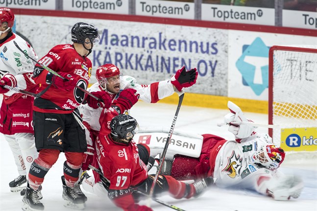Filip Riskas (i mitten) Sport åkte på en 4–1-förlust i säsongspremiären mot Ässät i Björneborg. Nu vill man ta tre poäng hemma mot Tappara.