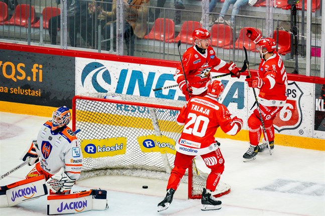 Henrik Eriksson, Axel Holmström och Roope Talaja firar efter Erikssons 3–1-segermål bakom Kari Piiroinen i Tapparas mål i hemmapremiären.