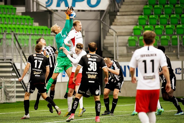 Teppo Marttinen fick chansen från start efter en lång paus och höll nollan tack vare några fina räddningar och säkert agerande i luftrummet.