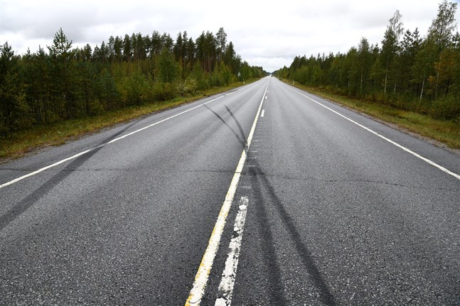 En person omkom i en singelolycka då sex personer färdades i en skåpbil på riksväg 28 i Karleby.