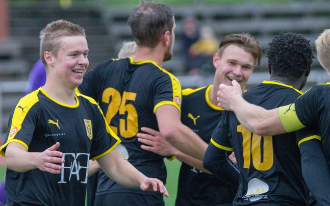 Glädje i NIK-lägret efter en av matchens två fullträffar. I slutändan var det delad glädje.