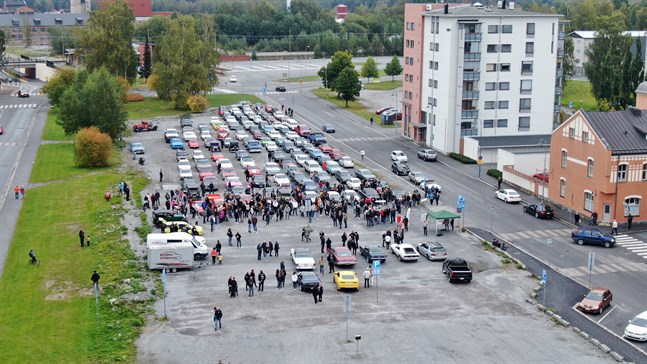 Inför starten hade uppskattningsvis 500 personer samlats.
