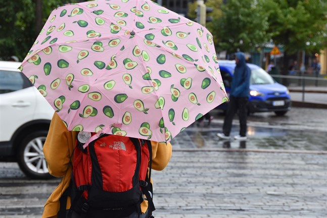 Regnet fortsätter att falla under hela söndagen, säger Juha Tuomala, jourhavande meteorolog vid Meteorologiska institutet.