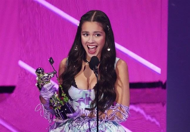 Olivia Rodrigo blev årets nykomling och hennes "Drivers license" blev årets låt.