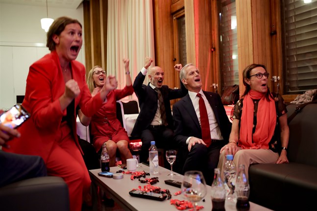 Arbeiderpartiets valvaka i Oslo. Partiledaren Jonas Gahr Støre jublar över de första prognoserna.