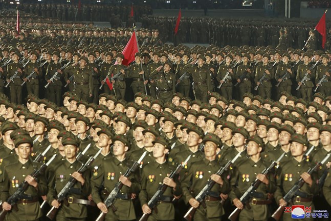 Bild från den nattliga paraden i huvudstaden Pyongyang i torsdags.
