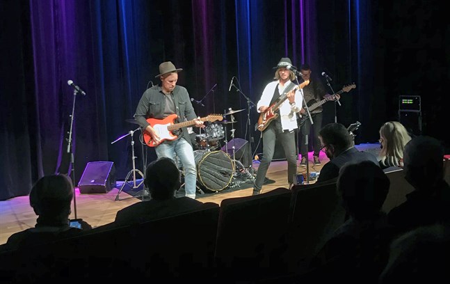 Philip Järvenpää blues experience uppträdde i Frans Henrikson-salen på fredag kväll. Från vänster Joel Svenfelt, Philip Järvenpää och Carl-Johan Hultgren.