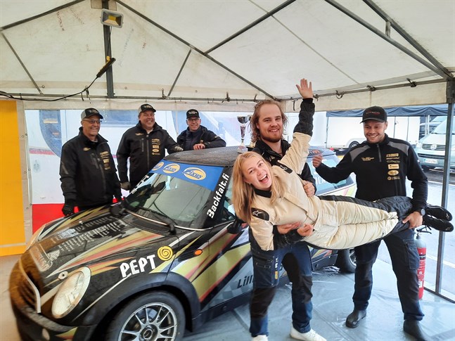 Martina Backfält och teamet hade flera orsaker att jubla efter att säsongen hade gått i mål i söndags. Nico Ahlbäck och Oskar Dahlbacka svingar med Backfält. Bakom bilen står (från vänster) Mats Aurén, Juha Hämäläinen och Mårten Backfält.