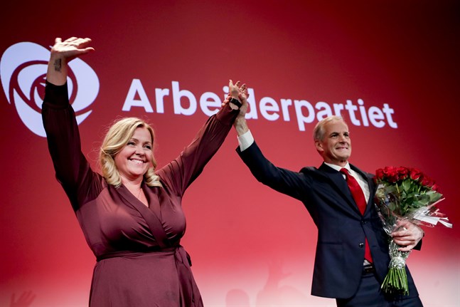 Arbeiderpartiets partisekreterare Kjersti Stenseng och partiledare Jonas Gahr Støre firar valsegern på valvakan i Oslo.