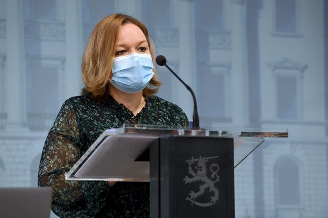 Familje- och omsorgsminister Krista Kiuru (SDP) säger att den uppdaterade strategin är en del av regeringens hybridstrategi.
