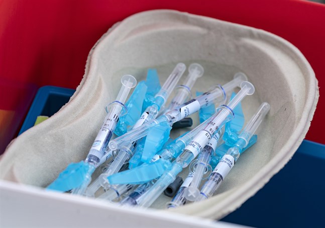 Storbritanniens hälsominister Sajid Javid säger att de kommer att följa rekommendationer från en expertgrupp gällande påfyllnadsdoser av vaccin mot covid-19. Arkivbild.