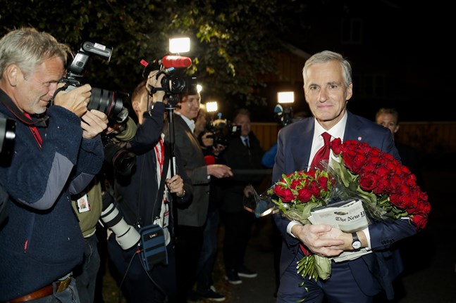 Jonas Gahr Støre på väg hem efter det att hans Arbeiderpartiet blivit största parti i det norska valet.