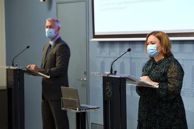 Avdelningschef Taneli Puumalainen på Social- och hälsovårdsministeriet och social- och hälsovårdsminister Krista Kiuru (SDP) på tisdagens presskonferens.