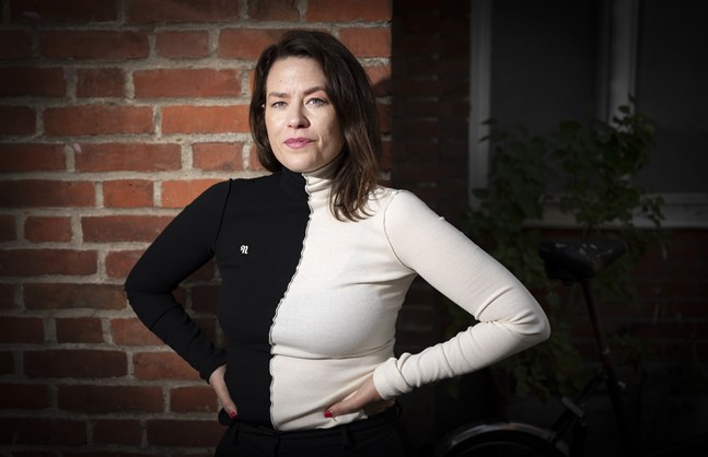 Liv Strömquist har undersökt skönhetsnormer i boken "Inne i spegelsalen". "Det är mycket fokus på att det ska vara exakt en viss näsvinkel eller ett midjemått, men jag tror att de flesta människor vet att det där inte spelar så stor roll för huruvida du är vacker eller inte", säger hon.