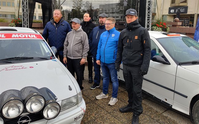 Jan Isaksson (till vänster), presschefen Tanu Jänkä, servicechef Mika Timonen, tävlingschefen Jyrki Lampela mellan Lochteåförarna Jari Sysimetsä och Veli-Matti Jukkola längst framme på torget i Karleby.