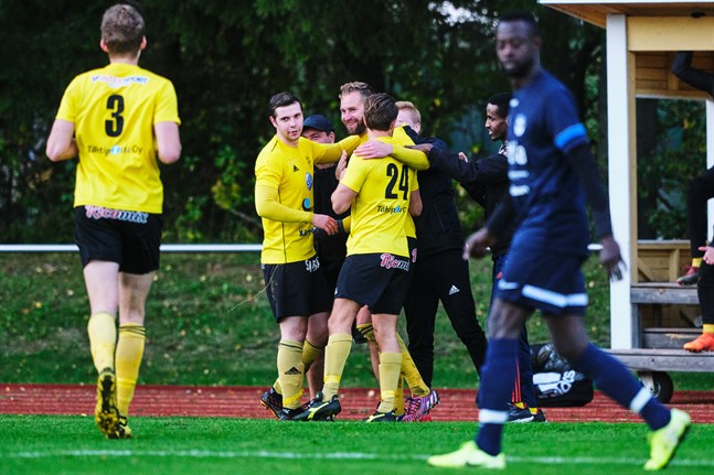 FC Kiisto firar Matias Träskbäcks 0–1-mål efter dryga timmens spel.
