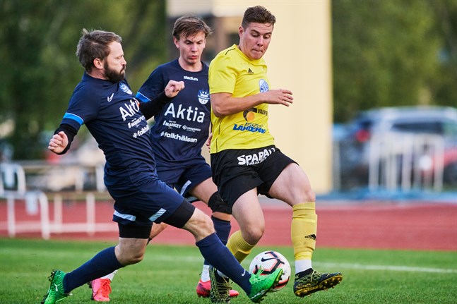 Ronnie Ludén (till vänster) spelar i Norrvalla FF även den här säsongen. Bilden är från hemmamatchen mot FC Kiisto i övre slutserien i september förra säsongen.