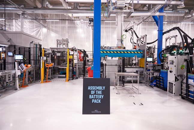 Halvvägs i den 100 meter långa produktionslinjen är modulerna hopsatta och själva batteripacket börjar ta form.