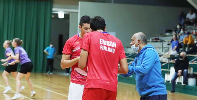 Mohammad Emran i samtal med sönerna och adepterna Safin och Zafir.