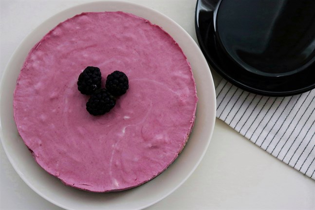 Har du frysta eller färska björnbär hemma? Bjud på en cheesecake med björnbär.