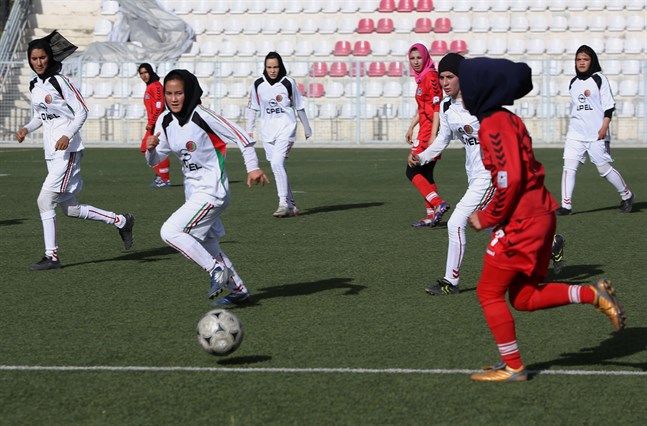 Afghanska kvinnor i en fotbollsmatch 2014. Nu har landslagsspelare flytt landet.